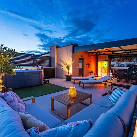 아파트 Sky Lounge & - Rooftop Wellness & Gym 자다르