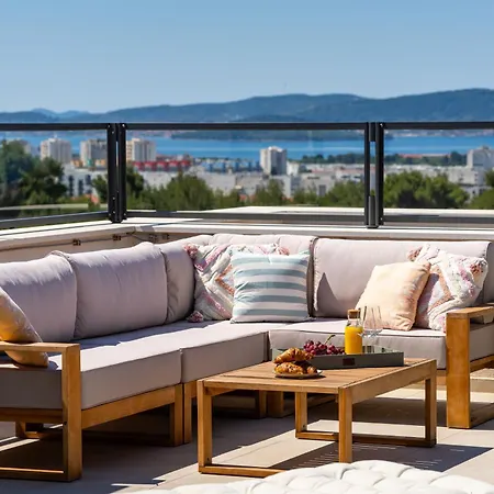 Sky Lounge & - Rooftop Wellness & Gym