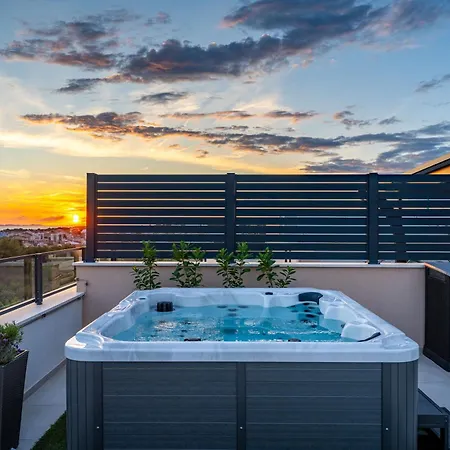 Sky Lounge & - Rooftop Wellness & Gym 자다르