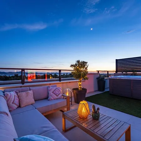 Sky Lounge & - Rooftop Wellness & Gym *
