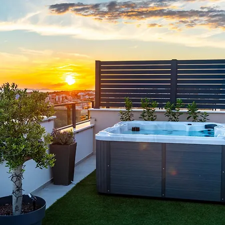 아파트 Sky Lounge & - Rooftop Wellness & Gym *